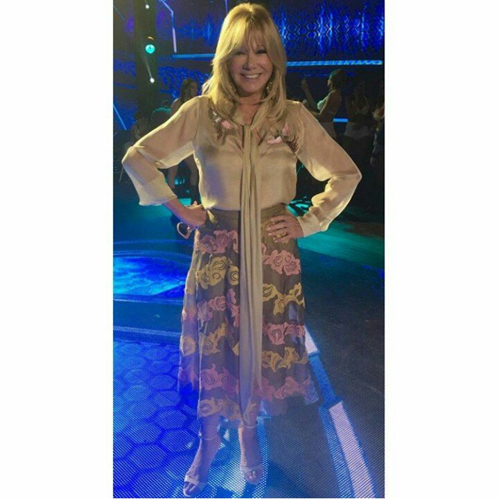 SolesilveyraFC's tweet photo. No se puede creer que solita tenga 65 años se ve mucho mejor que una de 20 💕😊👏😍 #soledadsilveyra #solitasilveyra #telefe #eltrece #showmatch #solita #divasargentinas #bailando2016 #showmatch2016 https://t.co/SlOaYH8rPn