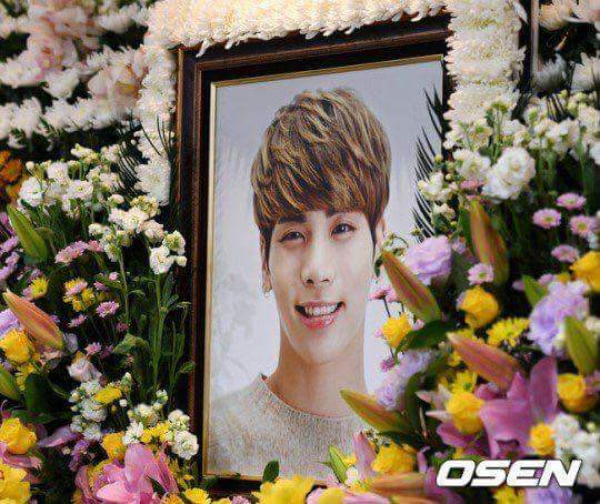 0110EXO9's tweet photo. #KIMJONGHYUN 

See you again My Angle 

#RIPKimJongHyun https://t.co/0T07gXGLeg