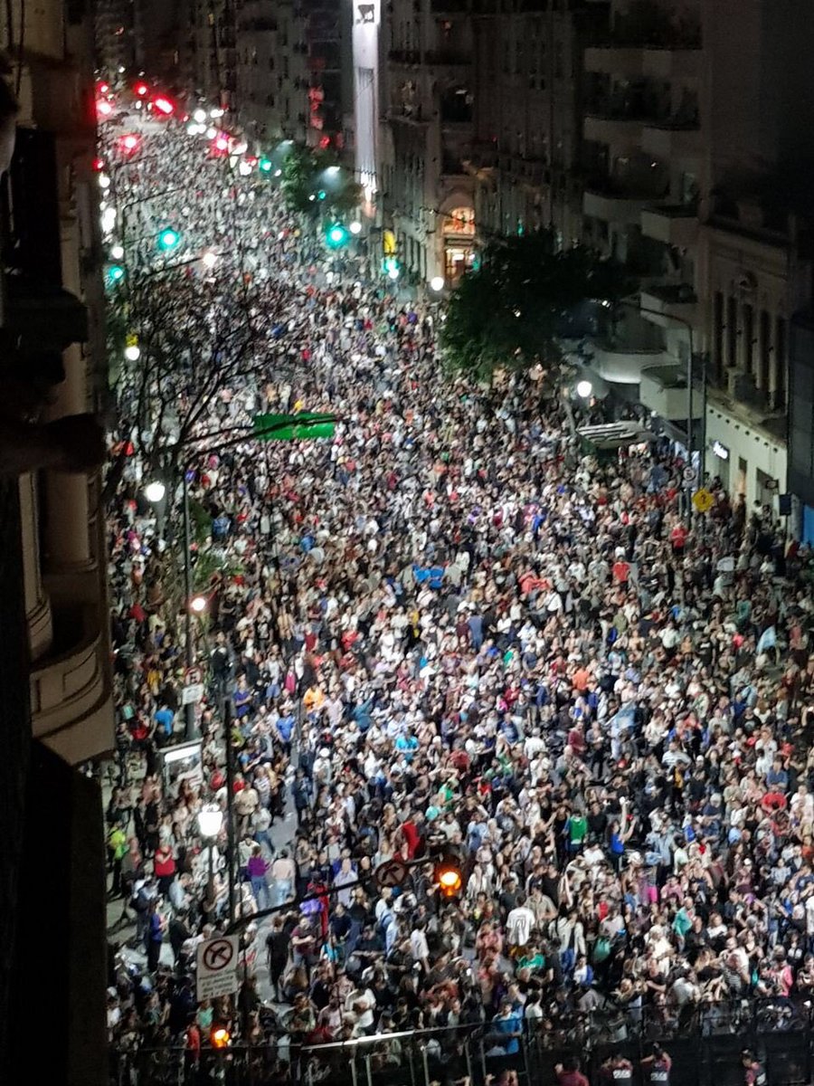 PrensaPEsquivel's tweet photo. El Pueblo argentino vuelve a manisfestarse por tercera vez contra la reforma previsonal. Primer #Cacerolazo contra Cambiemos. Como la Policía no reprime los medios hacen de cuenta que no existe. #CacerolazoContraLaReforma https://t.co/6vFxiDzgoz