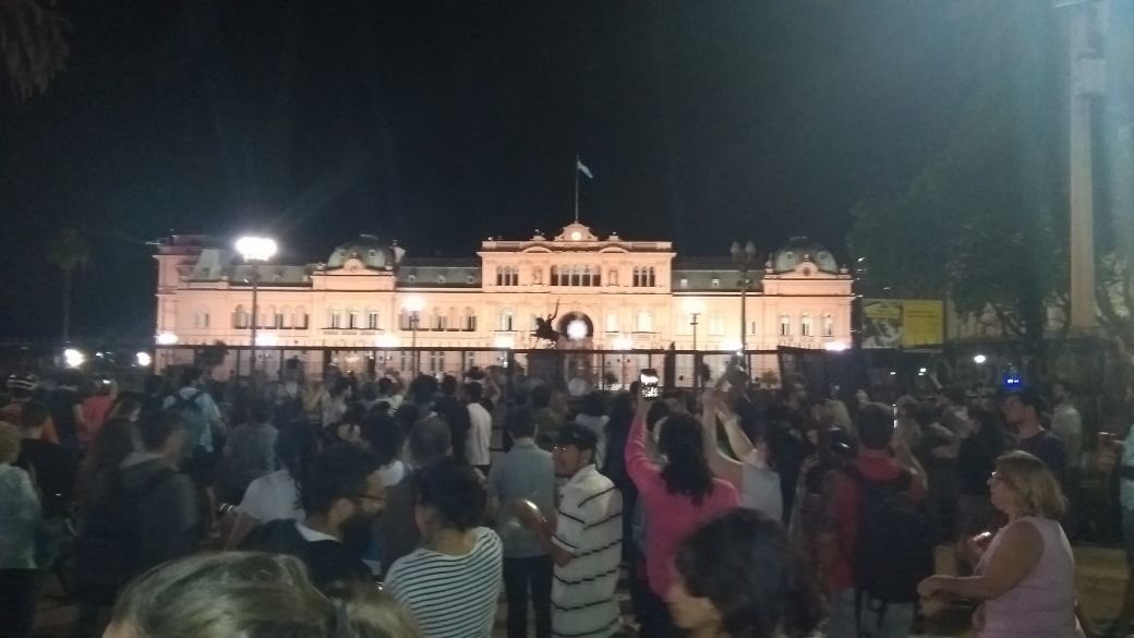 PrensaPEsquivel's tweet photo. El Pueblo argentino vuelve a manisfestarse por tercera vez contra la reforma previsonal. Primer #Cacerolazo contra Cambiemos. Como la Policía no reprime los medios hacen de cuenta que no existe. #CacerolazoContraLaReforma https://t.co/6vFxiDzgoz