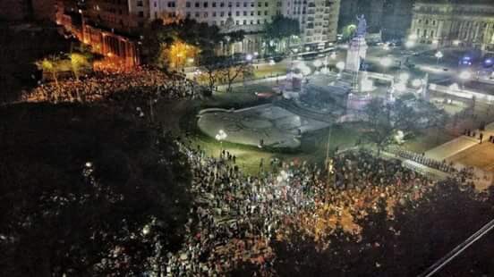PrensaPEsquivel's tweet photo. El Pueblo argentino vuelve a manisfestarse por tercera vez contra la reforma previsonal. Primer #Cacerolazo contra Cambiemos. Como la Policía no reprime los medios hacen de cuenta que no existe. #CacerolazoContraLaReforma https://t.co/6vFxiDzgoz