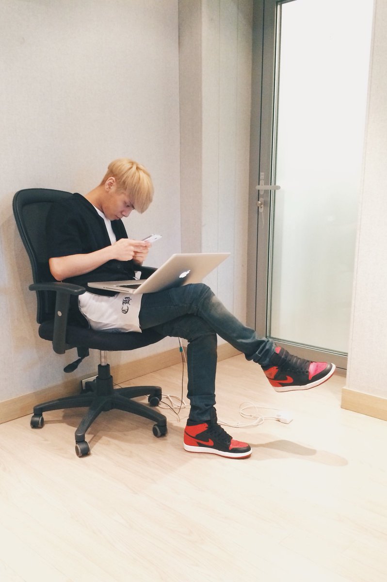 in the studio with #Jonghyun and <a href="/cliffordhenson/">(281) 330-8004</a> working on "Cocktail".
super talented and kind guy. RIP.
c. <a href="/SHINee/">SHINee</a> <a href="/SMentertainmnt/">SM ENTERTAINMENT</a>