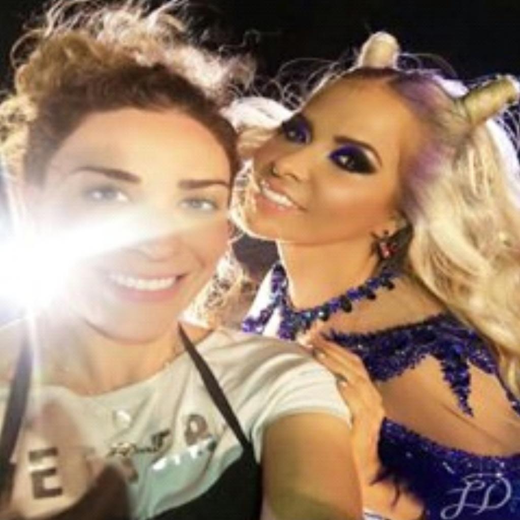 TREVINIANAS's tweet photo. @GloriaTrevi junto a su hermana mildred en uno de los #proyectos mas #grandes de maquillaje para su video #CUHTE https://t.co/eiklcniR8m