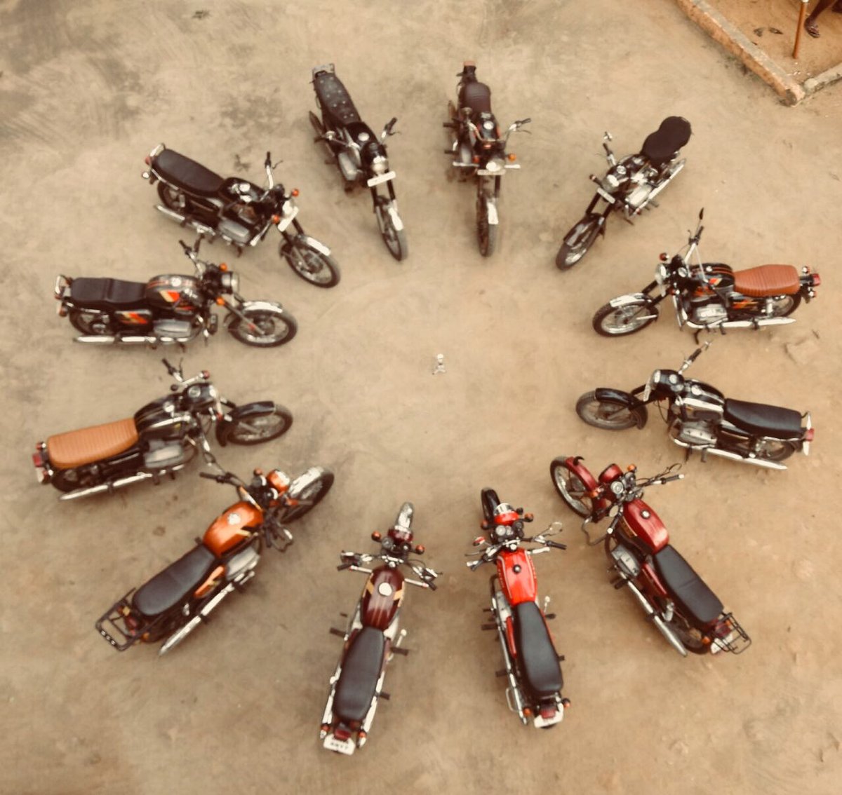 This is pure fun!!! Meeting friends and discussing about the next breakfast ride location 😍😍😍😍😍 
#Yezdi #Jawa #RoaringRiders