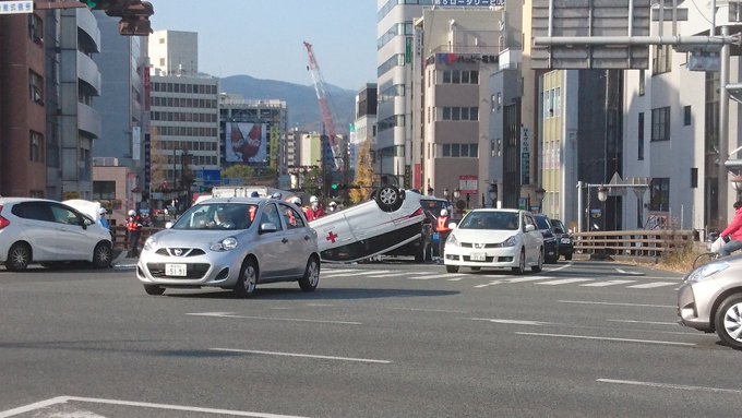 事故 熊本県熊本市 代継橋交差点で車３台が絡む事故 赤十字の車が横転 渋滞 まとめダネ