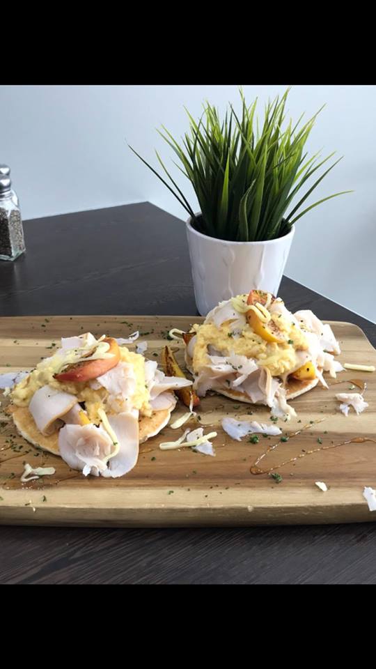 freshtascafe's tweet photo. 🎅☃️#Christmas_Eve_Special🤶⛄️
🦃 Turkey Ham pancakes🥞

Grilled peach rolled up in roast turkey ham with cheesy scrambled eggs, served upon 2 pancakes drizzled with maple syrup... https://t.co/MqVvtD2ONx