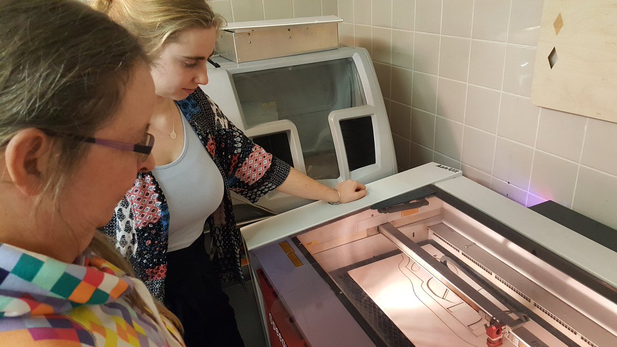 Vandaag met het personeel op workshop lasersnijden bij het <a href="/fablabgroningen/">FabLabGroningen</a>. Superleuk! En er worden mooie wijnhouders gemaakt! Bedankt Fablab!