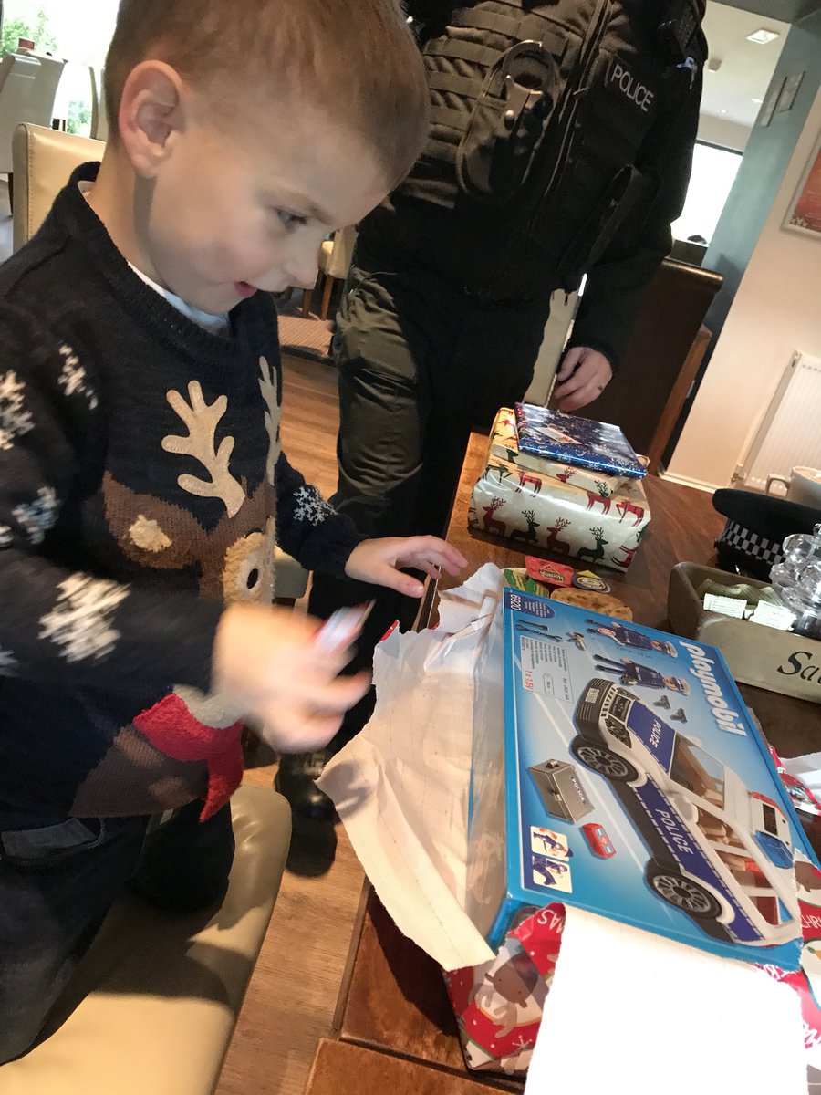 cray_sandra's tweet photo. Simply no words. #jaycopforaday #christmassurprise @adge1609  @TFPDLeia #Kevin thank you so much. Merry Christmas everyone. https://t.co/vtS6ZmMbwL