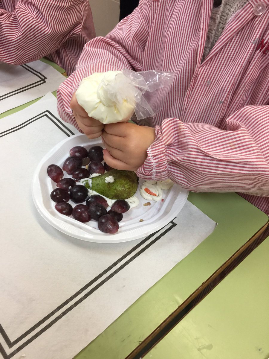 CeipCiglesias3K's tweet photo. Hoy nos llevaremos a casa nuestro "Pavo" #infantil #1P gracias al AMPA por esta actividad #educachef #TresCantos https://t.co/FMIBc2VAYG