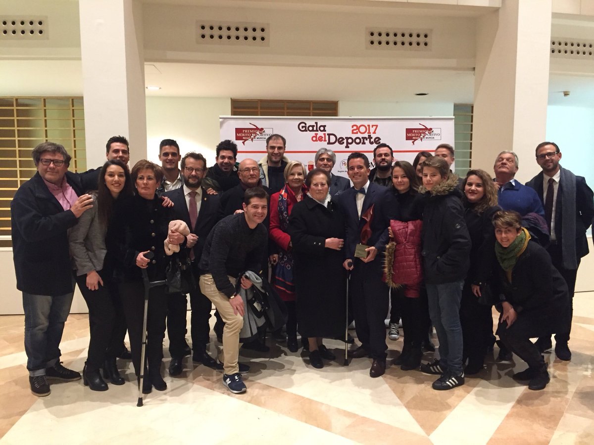 kike_siscar's tweet photo. Recoger el premio al MEJOR DEPORTISTA MASCULINO DE LA REGION DE MURCIA es un sueño cumplido MUY GRANDE E INCREÍBLE pero hacerlo al lado de la gente que más quiero lo hace aún más MÁGICO E INOLVIDABLE
 ‼️GRACIAS Y MIL MILLONES DE GRACIAS 😘❤️‼️ #galadeportemurcia2017 https://t.co/EPtqQ5eZlk