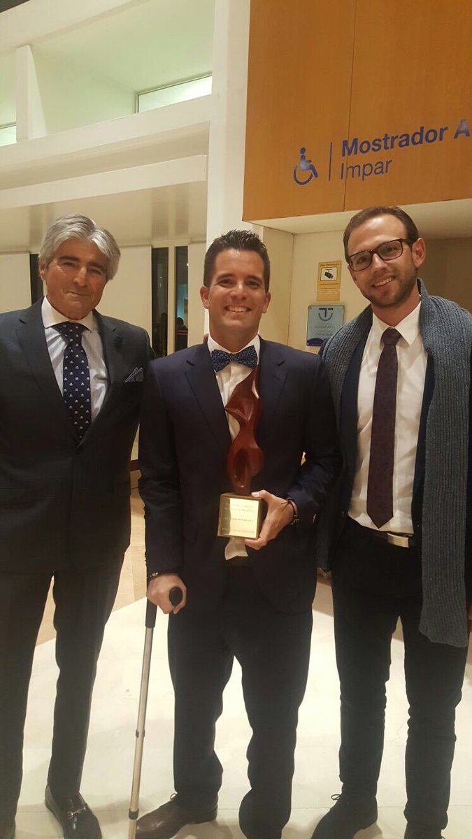 kike_siscar's tweet photo. Recoger el premio al MEJOR DEPORTISTA MASCULINO DE LA REGION DE MURCIA es un sueño cumplido MUY GRANDE E INCREÍBLE pero hacerlo al lado de la gente que más quiero lo hace aún más MÁGICO E INOLVIDABLE
 ‼️GRACIAS Y MIL MILLONES DE GRACIAS 😘❤️‼️ #galadeportemurcia2017 https://t.co/EPtqQ5eZlk