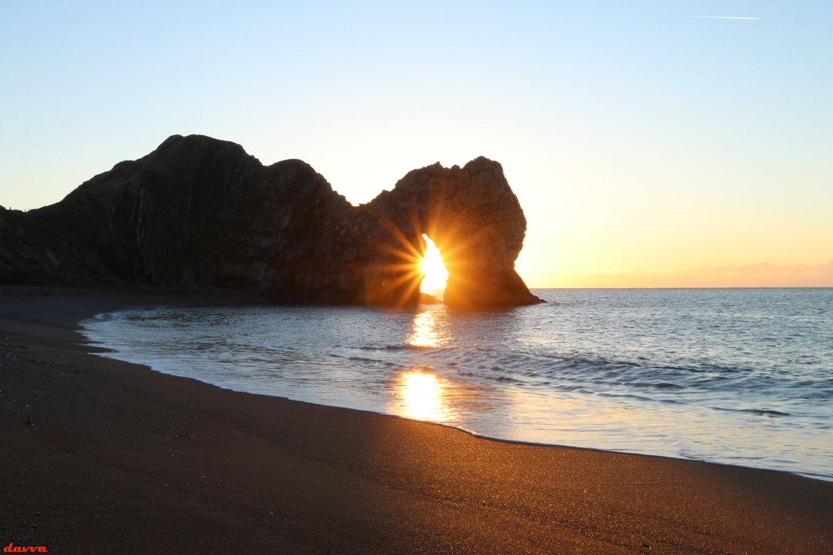 davva_73's tweet photo. Through the keyhole sunrise at #durdledoor #sunrise #landscape #landscapephotography #canon #amateurphotography #apm2017 #canonphotography #ap_magazine #Dorset #jurassiccoast https://t.co/pfnejzUAIU