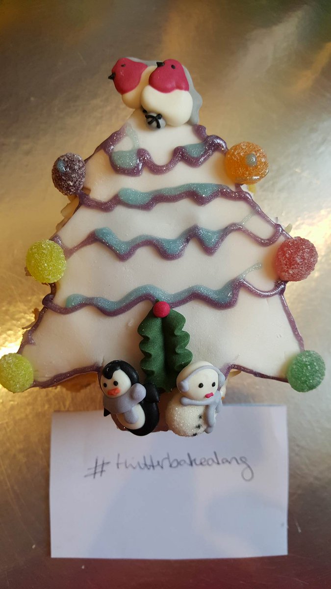 salliewebster11's tweet photo. My #giftcakes for the  #twitterbakealong challenge set by @SalonGlace @thebakingnanna1 @Rob_C_Allen https://t.co/WDnVtKWljx