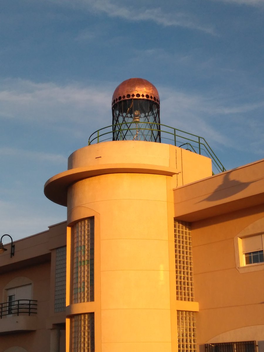 Os habéis fijado como luce la cúpula del faro de <a href="/SATCostadeNijar/">SAT Costa de Níjar</a> recientemente restaurado