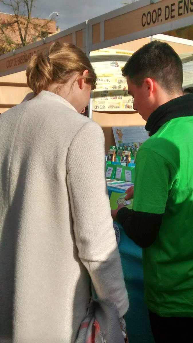 Muestra de #cooperativas escolares en <a href="/AytMolinaSegura/">Ayuntamiento de Molina Segura</a>. El Presidente de FAIR PLANET,  obsequia a la alcaldesa <a href="/EstherClavero/">Esther Clavero Mira</a> con un belén de tagua de #ComercioJusto 
<a href="/ucoerm/">Unión Cooperativas de Enseñanza Región de Murcia</a> <a href="/japedreno/">Juan Antonio Pedreño</a> <a href="/UECoE3/">UECoE</a>