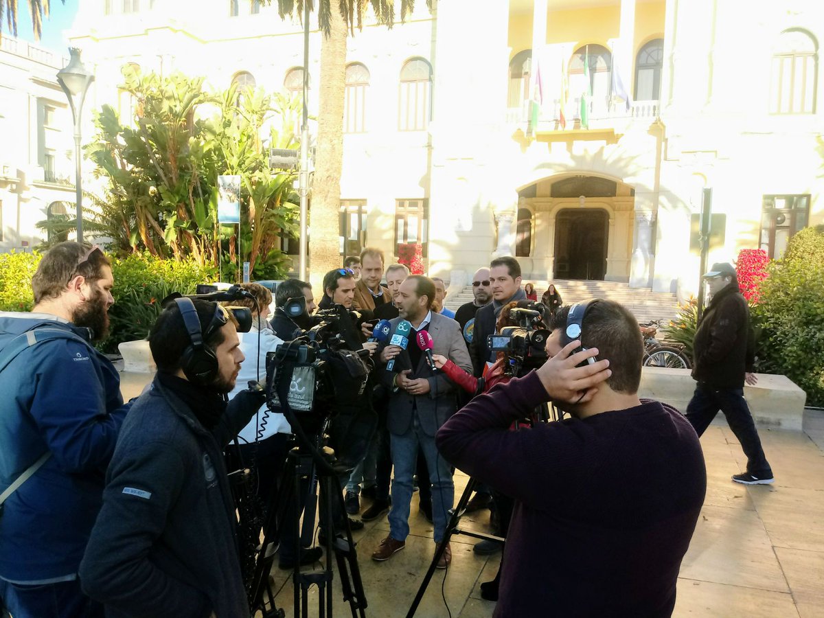Juancassa's tweet photo. Hoy, con mi compañero @alecarballoCs, hemos firmado la ILP de @Jusapol en pro de la #EquiparaciónYa de nuestra @policia y @guardiacivil con cuerpos autonómicos. Presentamos moción a #plenoMLG cc @JusapolMalaga https://t.co/qg7kTAbCTb
