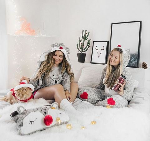 Cosy items + Hot Chocolate + A Furry friend = All we need on a winter day! Get your cosy items at> bit.ly/2zXC3AQ  #hunkemöller #hunkemollerxmas