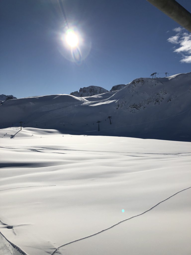 Ski_Press's tweet photo. RT @progressionski: Office view 👌#tignes #chardoneybowl #progressionski #ski #snowboard #bluebird https://t.co/XN9EFlMNTx