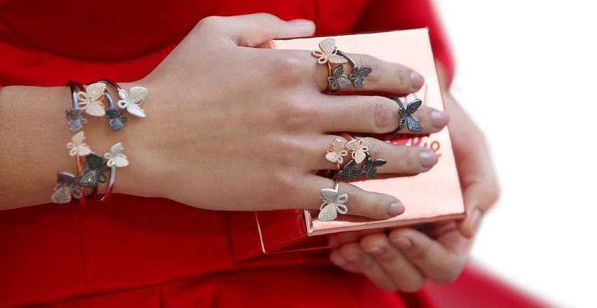 La chispa de la Navidad llega con Folli Follie.

Deslumbra estas fiestas.> bit.ly/2CBPary