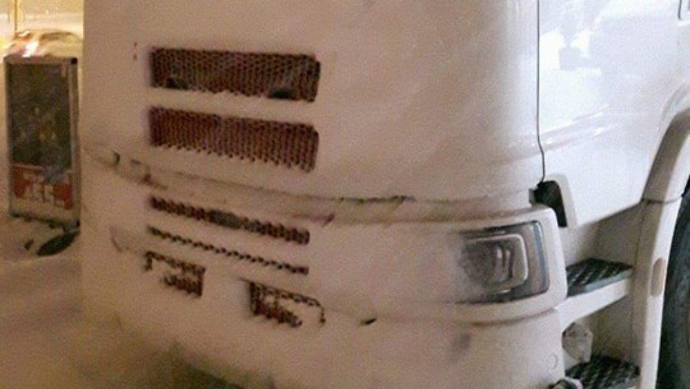 Moderne LED-lys smelter ikke snø som legger seg på lyktene, og lastebilsjåfører kan miste sikten: nrk.no/telemark/led-l…