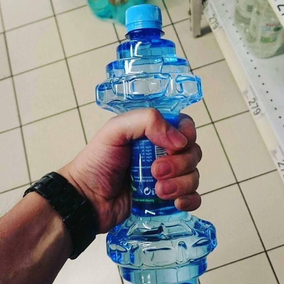 Бутылка для воды в форме гантели