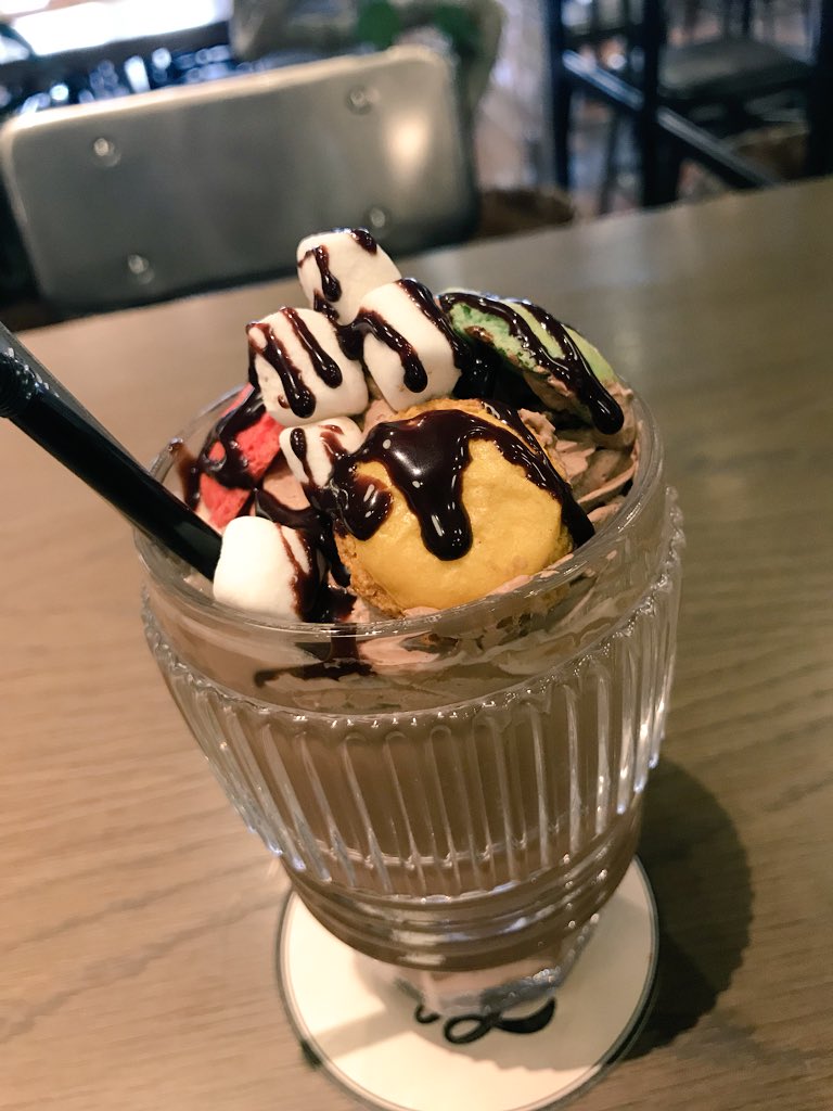 naopibabys's tweet photo. しろぼん作、マカロンラテ、笑。
#dieselcafe https://t.co/yR8uSsxyBn