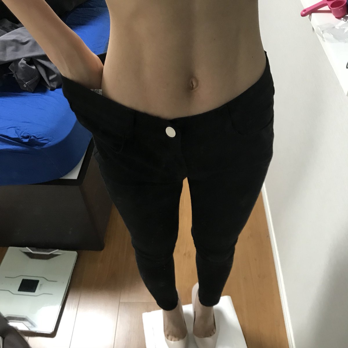 gohanntotakuamm's tweet photo. 筋トレ編(カロリーを維持に設定、スクワット導入)に入って1ヶ月、結果としては体重0.4kg増サイズは各々ダウン見た目も痩せたということで、成功と言えそうです。しかし期待した太もも痩せよりウエスト痩せが大きい。腹筋線が入って、dhoricのパンツが拳一個入るほどゆるゆるに。従ってこのまま続行！！ https://t.co/keTDA2GVnn