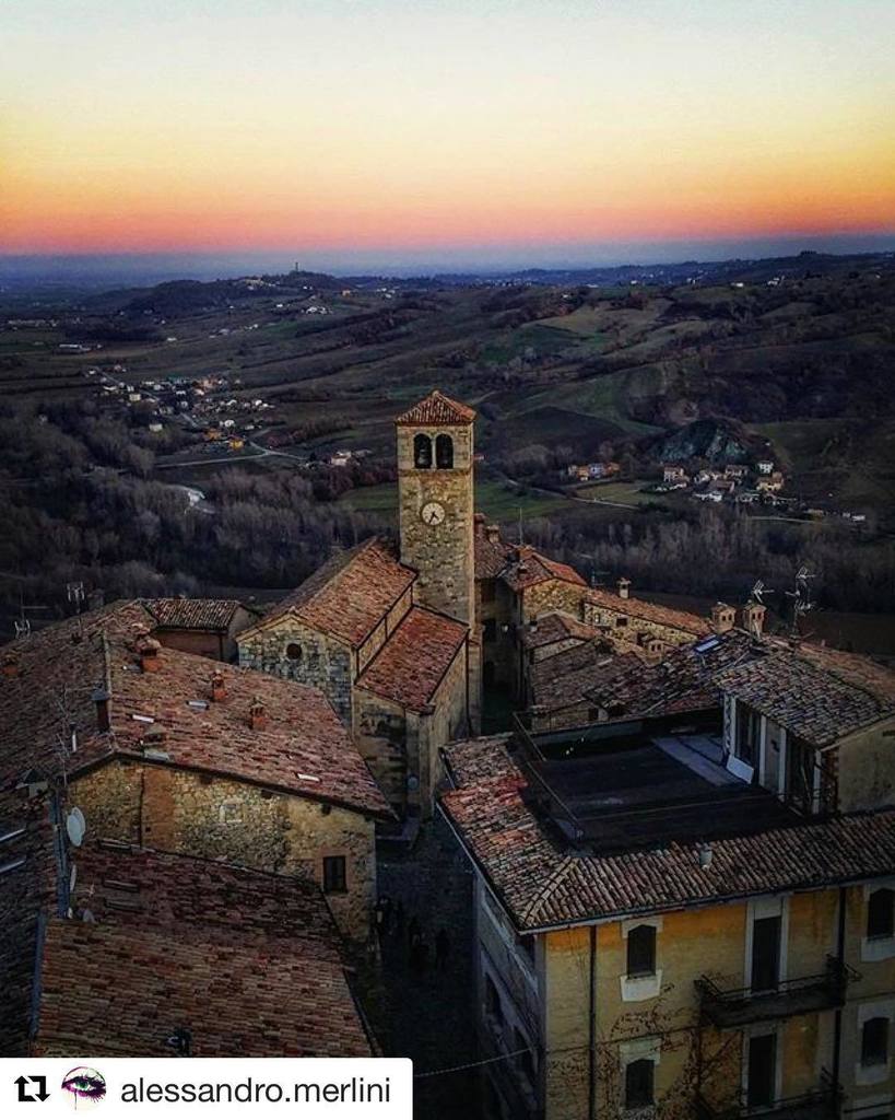 Il buongiorno stamattina arriva da Vigoleno: un cielo sereno a tutti! Grazie ad <a href="/alessandro/">Alessandro Ferr</a>.merlini ☀️ #igerspiacenza #igersemiliaromagna #igersitalia #vigoleno ift.tt/2BKS9RV