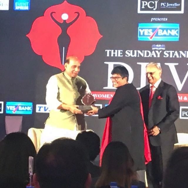 divarestaurants's tweet photo. Chef Ritu Dalmia receiving the prestigious Sunday Standard Devi Award from Union Home Minister Rajnath Singh. #proudmoment 
@chefritudalmia https://t.co/RM6THkUPkL