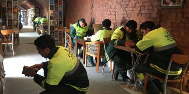 Gündemin kirliliğinden öne çıkmadı. Ankara'da temizlik işçileri çöpten topladıkları 4 bin 200 kitapla bir kütüphane kurdu.