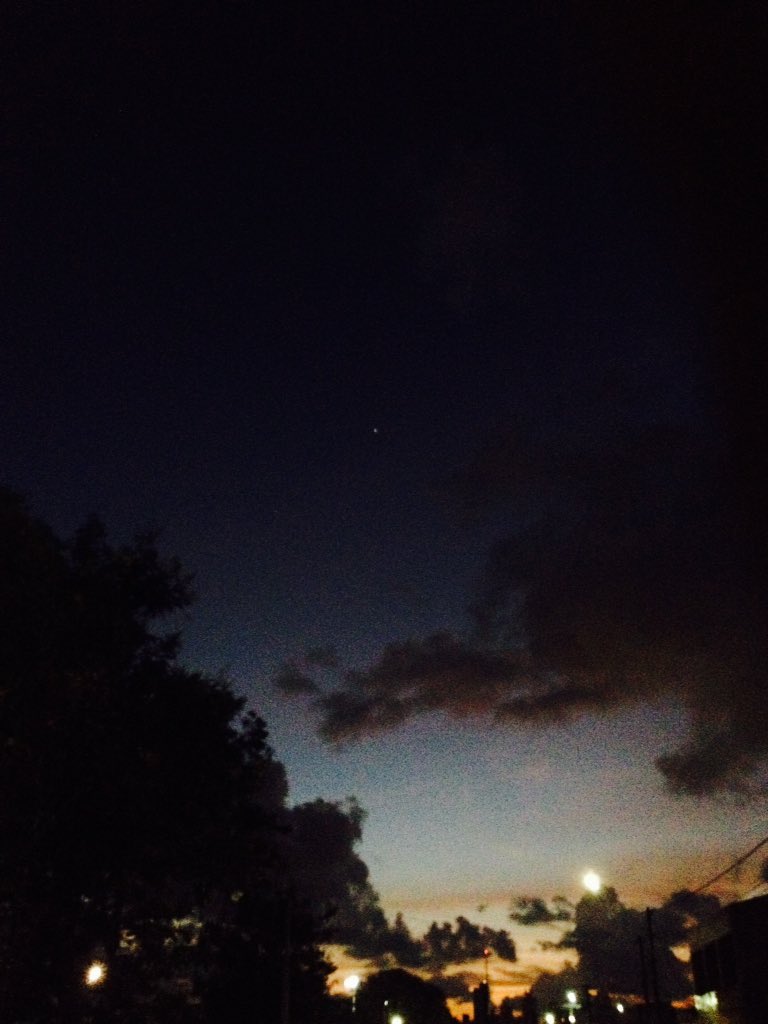thaywinx's tweet photo. Essa é imagem que eu tenho agora da janela da minha casa,ela é um pouco triste e eu escrevo isso chorando muito mas uma coisa nela traz alegria Pq eu consigo ver a minha estrelinha brilhando no céu e por toda a sua vida vc brilhou Jonghyun❤️✨obrigada por tudo #RosesForJonghyun https://t.co/An38JLAC0d