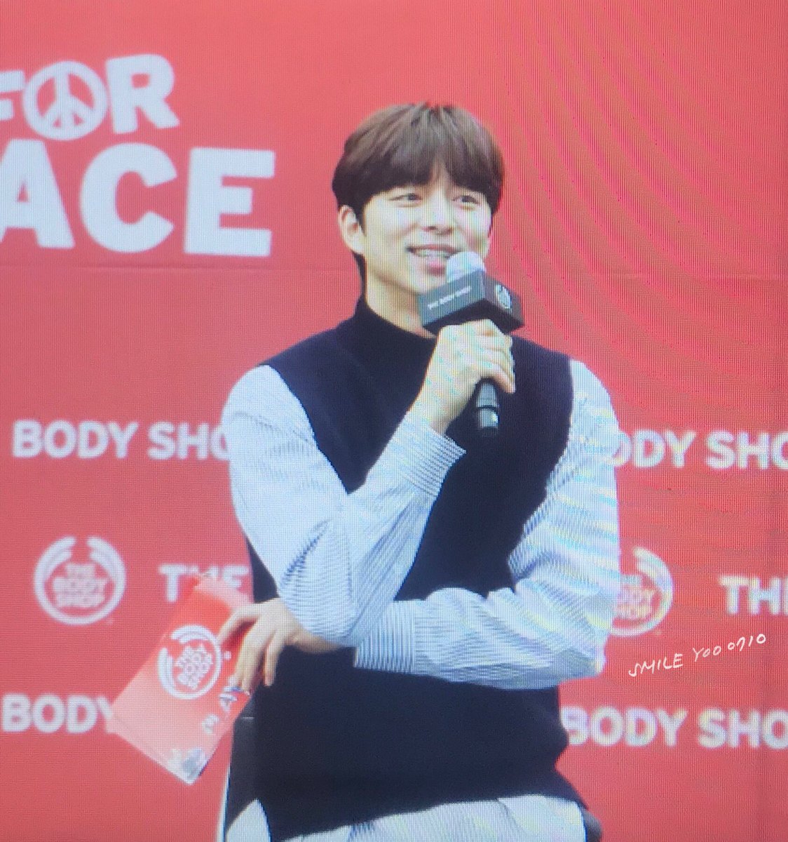 SmileYoo0710's tweet photo. 171219 THE BODY SHOP #공유 😍 https://t.co/Lcd5Yr1jW3