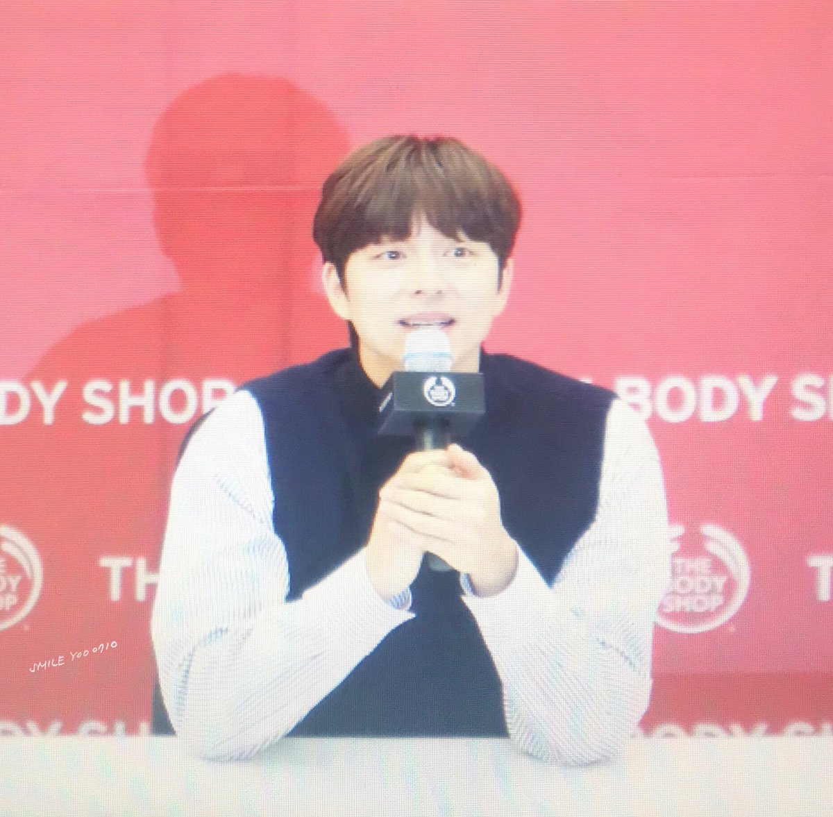 SmileYoo0710's tweet photo. 171219 THE BODY SHOP #공유 😍 https://t.co/Lcd5Yr1jW3