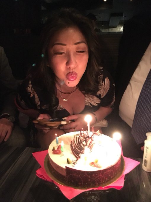 シュンガにて、一足お先にバースデー🎉 ありがとう😊 https://t.co/3RHxSKTRVR<a href="/tag/%E3%82%80%E3%81%A0%E3%81%BE%E3%82%93%E3%81%A6%E3%81%83%E3%83%BC%E3%81%B3%E3%81%83%E3%83%BC"class="tags"><span>#むだまんてぃーびぃー</span></a><a href="/tag/%E3%83%99%E3%83%A9%E3%83%B3%E3%83%80%E3%81%A7%E9%85%92%E3%81%AE%E3%82%80%E7%86%9F%E5%A5%B3"class="tags"><span>#ベランダで酒のむ熟女</span></a>