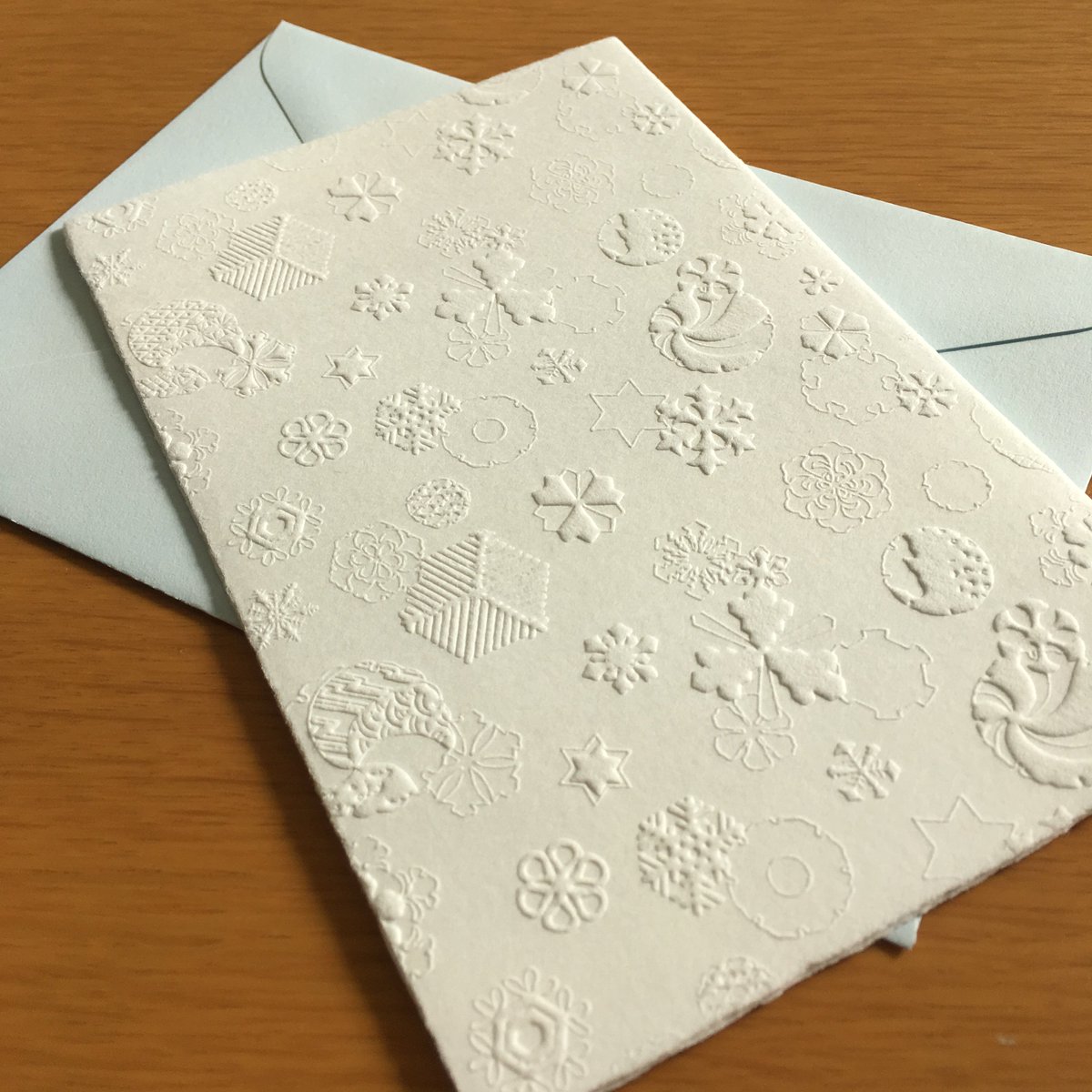 株式会社 榛原 浮彫和紙カード 新発売のお知らせ 店舗のみ取扱い 上質な和紙の上に 榛原千代紙の紋様を浮き彫りにしました 真っ白な和紙の柔らかな質感や 繊細な模様による陰影の美しさをお楽しみいただけるカードで それぞれ パステルカラー