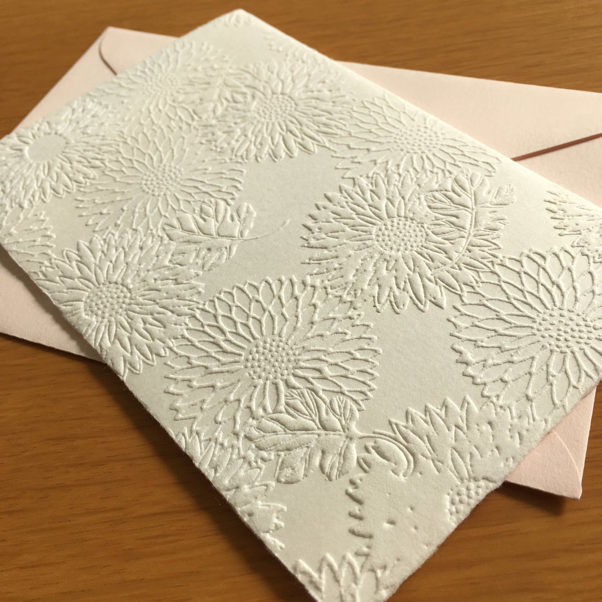 株式会社 榛原 浮彫和紙カード 新発売のお知らせ 店舗のみ取扱い 上質な和紙の上に 榛原千代紙の紋様を浮き彫りにしました 真っ白な和紙の柔らかな質感や 繊細な模様による陰影の美しさをお楽しみいただけるカードで それぞれ パステルカラー
