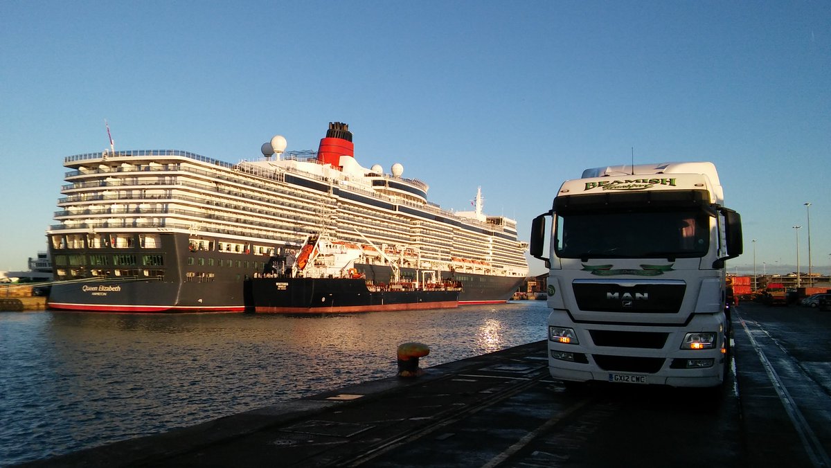 Great shot from the end of last week... one of of our white MAN's dockside at Southampton!

#prideinwhatwedrive #qe2 #cruiseship #mantrucks