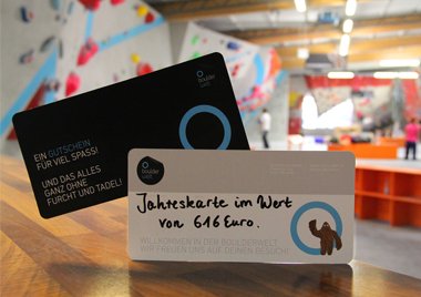 In Türchen 19 gibt es ein ganzes Jahr Klettern ohne Furcht und Tadel! Mit der Jahreskarte der Boulderwelt sichert ihr euch eine Boulder-Flatrate, gültig in allen Boulderwelten (München Ost und West, Regensburg, Frankfurt) für 365 Tage: uni.de/adventskalender
