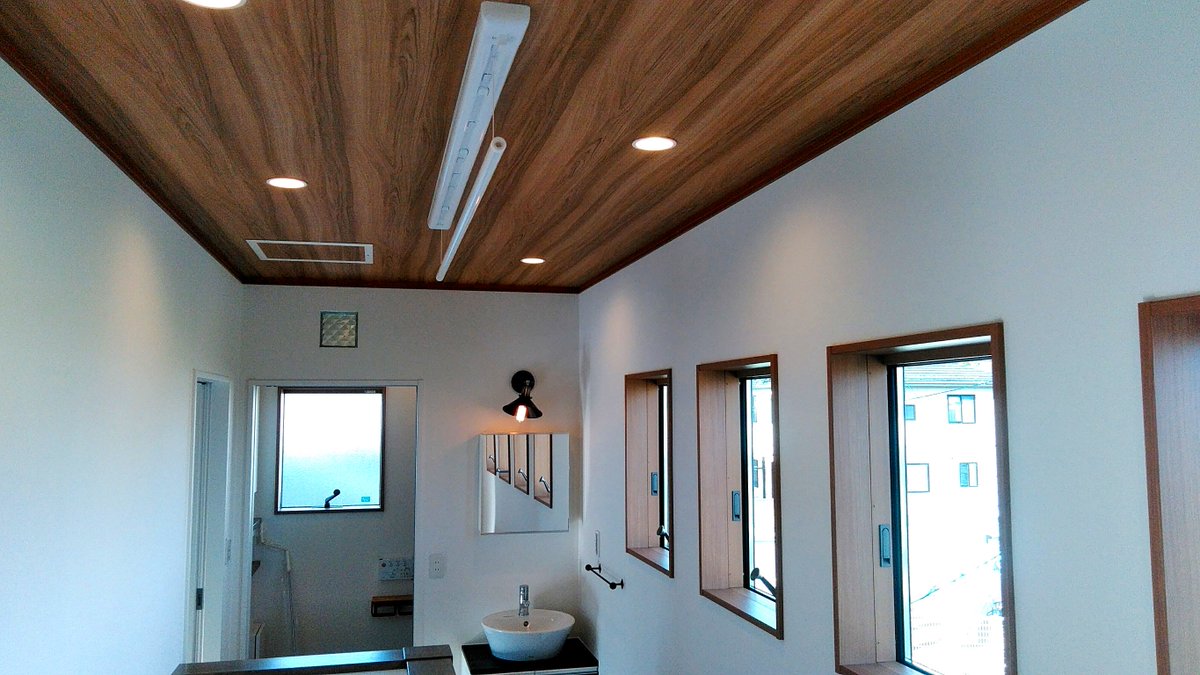 daiyahome's tweet photo. 【施工事例】木���天井の2階ホールです。中央にはホスクリーンを設置しました。連続する窓には、採光・通風の役割と空間デザインの役割も担っています。＃ダイヤホーム　＃大屋不動産　＃注文住宅　＃新居浜　＃西条　＃木目　＃施工事例 https://t.co/opyktn9bDS