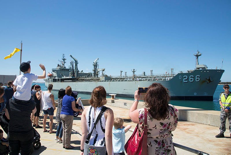 COMAUSFLT's tweet photo. Last of the #IPE17 ships #HmasSirius arrived home in Fleet Base West last week to a terrific family reception - great deployment from a winning team. BZ Sirius - enjoy the break! https://t.co/azt5xpt6n7