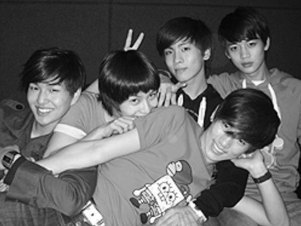 SHINee_Irie's tweet photo. Onew: "the idea that one of us will dissappear, my whole world will collapse"

PLEASE STAY STRONG ONEW
PLEASE STAY STRONG MINHO
PLEASE STAY STRONG KEY
PLEASE STAY STRONG TAEMIN
#RestinPeaceJonghyun
#RosesForJonghyun https://t.co/XX1yCy9gg9