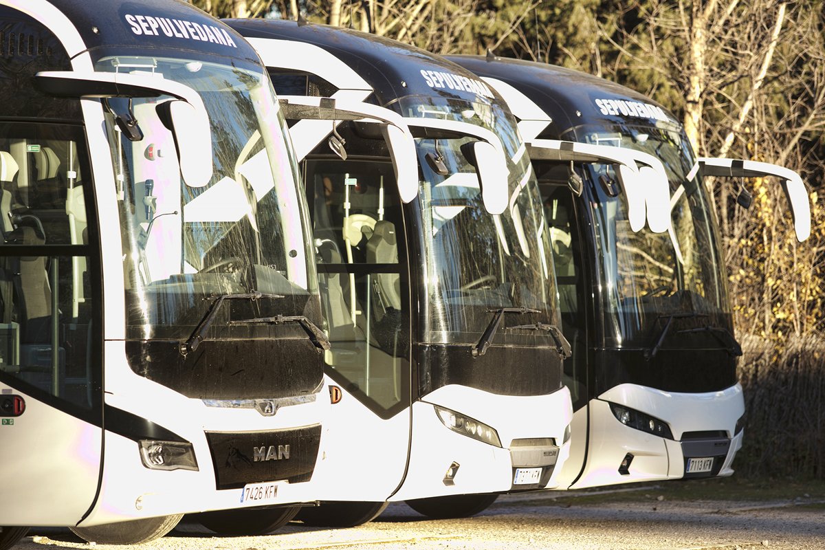 MAN_Iberia's tweet photo. Cinco nuevos #autobuses MAN para servicios turísticos de @La_Sepulvedana.  Estos MAN Lion’s Coach y Neoplan Tourliner están equipados con lo último en confort, eficiencia, seguridad y respeto al medio ambiente. ¡De viaje juntos por muchos años! https://t.co/eImDxjfxxL