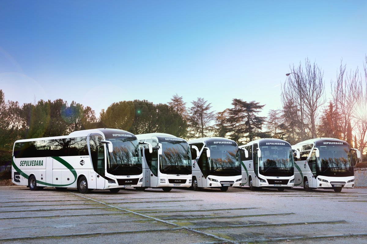 MAN_Iberia's tweet photo. Cinco nuevos #autobuses MAN para servicios turísticos de @La_Sepulvedana.  Estos MAN Lion’s Coach y Neoplan Tourliner están equipados con lo último en confort, eficiencia, seguridad y respeto al medio ambiente. ¡De viaje juntos por muchos años! https://t.co/eImDxjfxxL