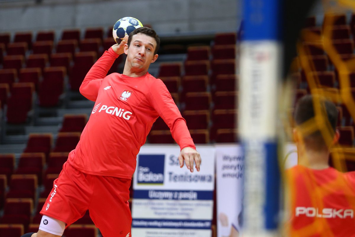 handballpolska's tweet photo. Jako bardziej doświadczeni zawodnicy musimy wprowadzić do reprezentacji 🇵🇱 tych kolegów, którzy dopiero rozpoczynają grę w Biało-czerwonych barwach - podkreśla Przemek Krajewski. Więcej ➡️ https://t.co/YM8r8gAXHW #handballpolska #4nationscup #4NC https://t.co/U6ufJG6ZJu