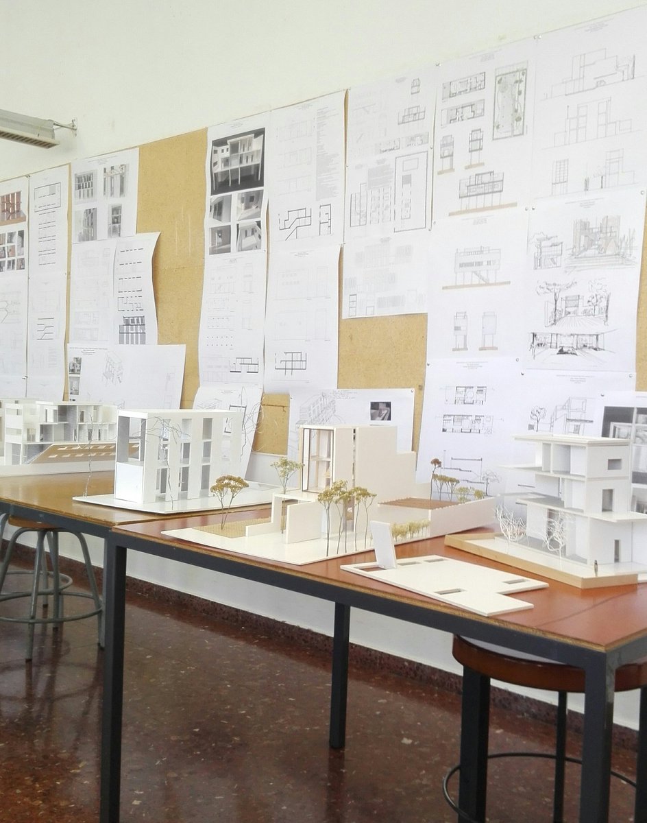 laiaspla99's tweet photo. Avui he arribat a classe i m'he sentit afortunada: he dormit unes quantes hores aquesta nit mentre que la resta ha "empalmat" o dormit màxim 2 hores #architecture #nonstop #finaltests #UPC #ETSAB https://t.co/4t4vzM6SKN