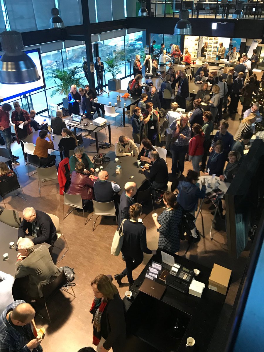 seriousambt's tweet photo. De zaal loopt vol #7eSA https://t.co/XKrJL6nhTH