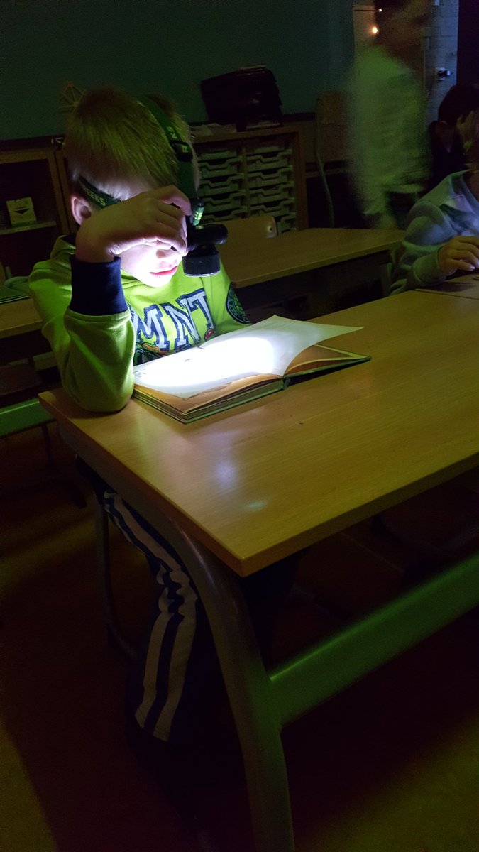 infomaurits's tweet photo. Groep 4/5 begon vanmorgen met 'zaklamp-lezen'. Spannend en gezellig! #nieuwegein #mauritsschool #lezenisleuk https://t.co/P49HM1nCys