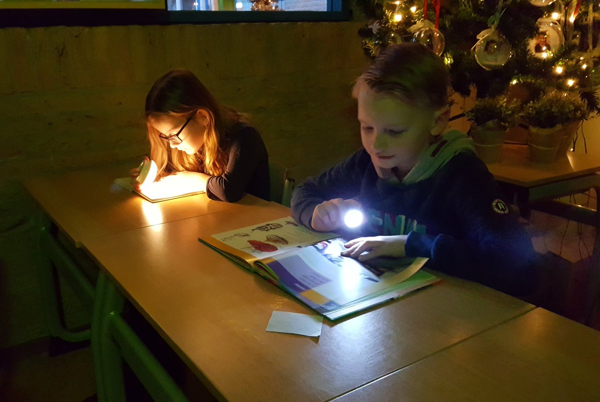 Groep 4/5 begon vanmorgen met 'zaklamp-lezen'. Spannend en gezellig! #nieuwegein #mauritsschool #lezenisleuk