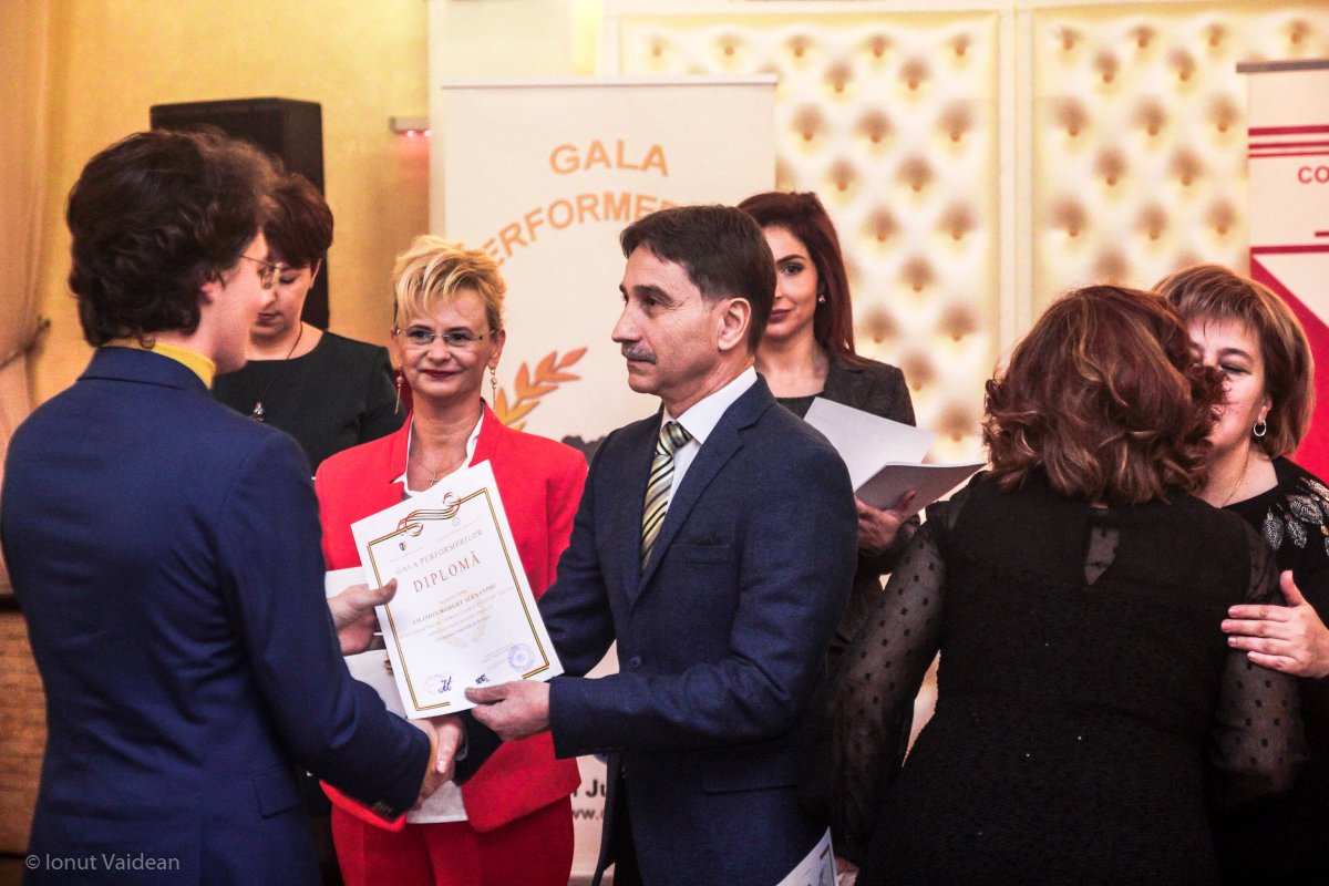 CJAlba_ro's tweet photo. În fiecare an, răsplătim performanța în educație oferind dinstincții și premii cadrelor didactice și elevilor din județ care au obținut rezultate extraordinare la Olimpiadele Naționale Școlare, desfășurate în anul școlar 2016-2017.
Foto: Ionut Vaidean https://t.co/Kczi9uKCNF
