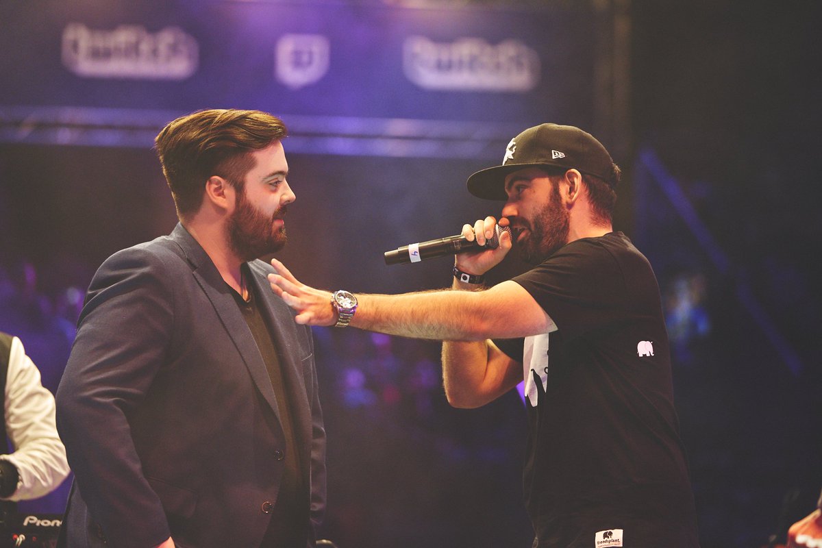 GAMERGY's tweet photo. Momentazo en @Gamergy cuando salieron @LVPibai y @ulisesprieto con los @RedBull_Gallos antes de la final de la @LVPesLoL.

📸 @Kirill_Photos https://t.co/mwhGj3pvHN